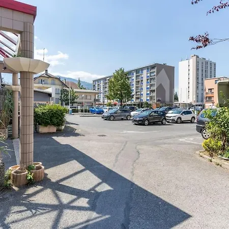 Equipe Proche Commerces + Parking Gratuit Клюз